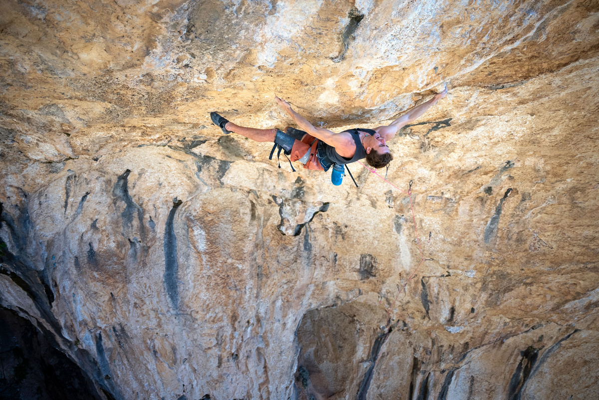 Sébastien Bouin climbing Vidra La Vida (F9b/+). Photo: @ thibaut.marot