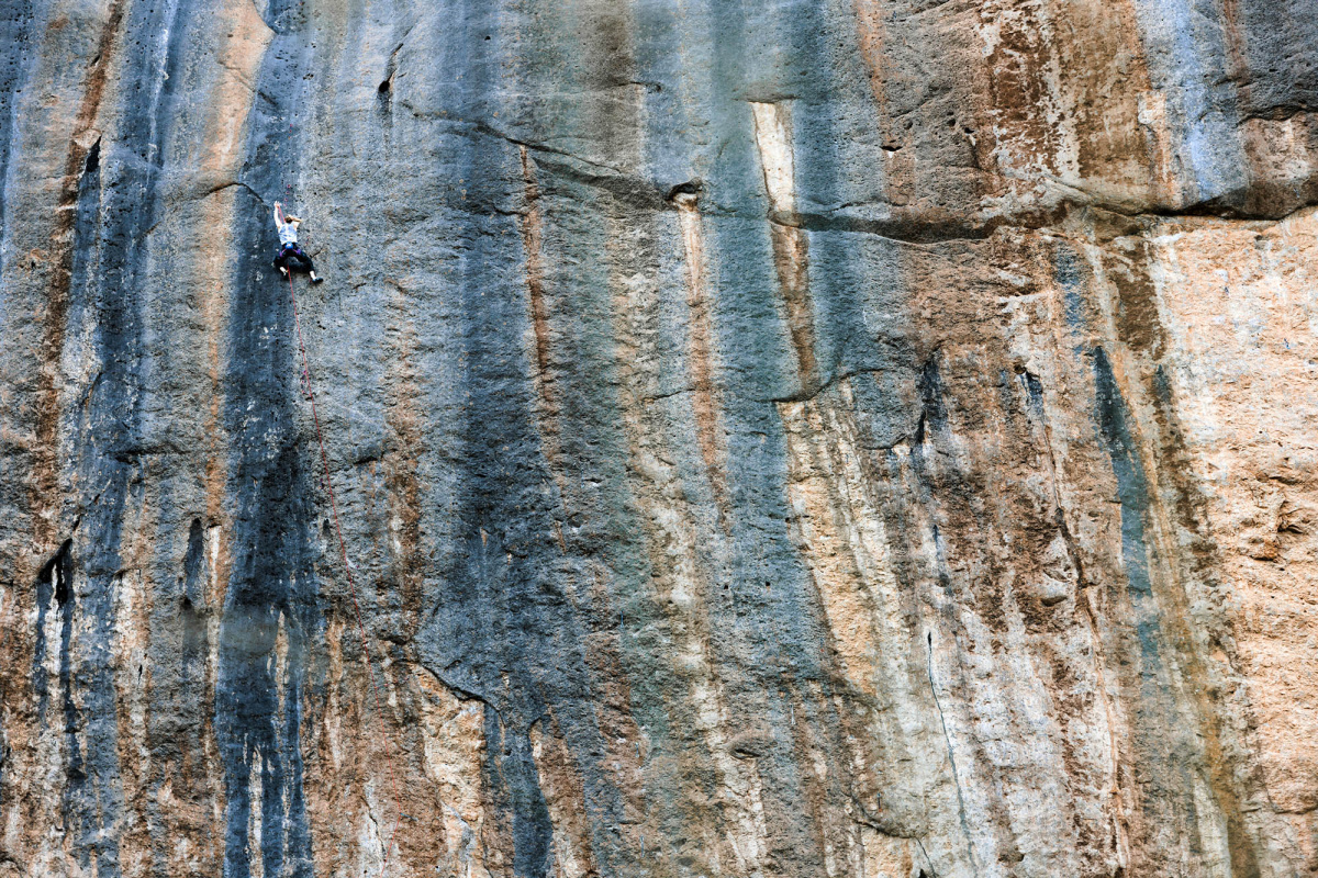 Lost in a world of super steep limestone: Janja Garnbret climbing Bibliographie (F9b+). Photo: Jessica Glassberg / Red Bull Content Pool