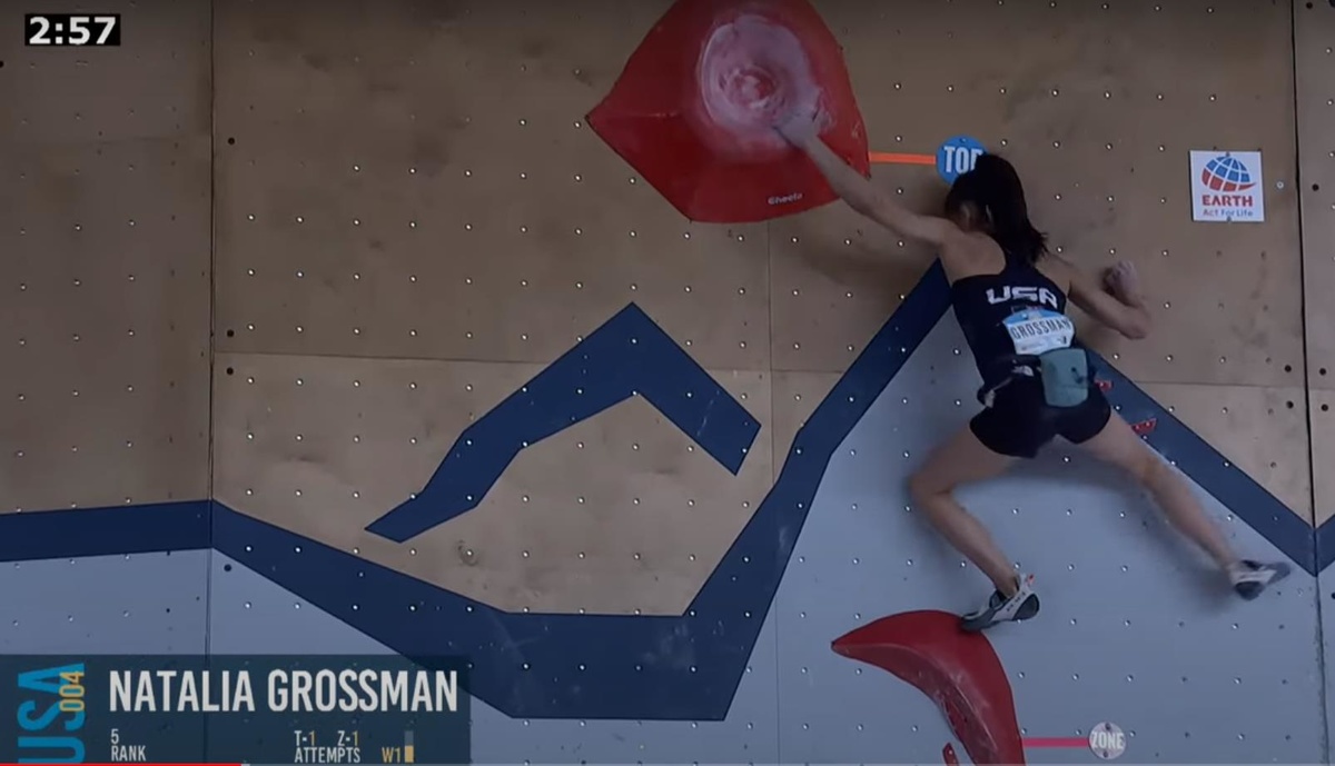 Natalia Grossman confidently standing on dual-texture holds whilst flashing W1 in the final.